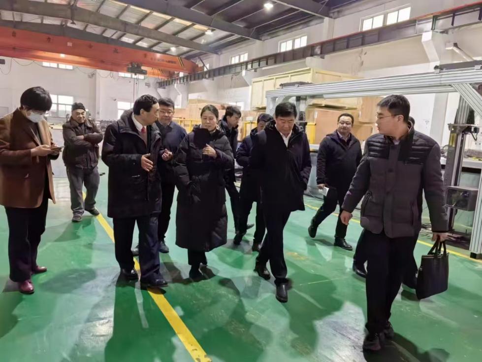 1正能公司榮幸迎來煙臺市萊山區(qū)開發(fā)區(qū)的領(lǐng)軍蒞臨公司生產(chǎn)車間考察指導(dǎo)(1)